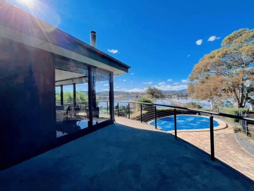 Peaceful house with great ocean & mountain view