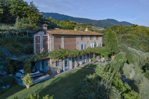 Superior Villa room in Villa Marlia 12 by Mmega