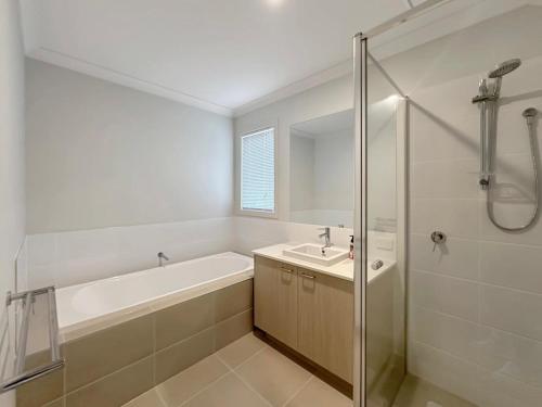 Modern 4BR A New Home in Clyde in برويك