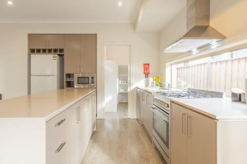 Tarneit Delight - Familial 4 bedrooms Home