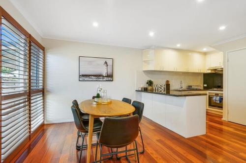 Bright & Lovely @ Balwyn Townhouse w parking BBQ in Balwyn