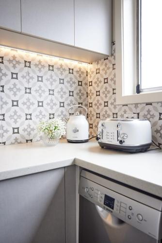 Central Classic Collingwood Modern Apt in أبوتسفورد