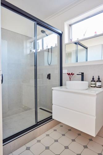 Central Classic Collingwood Modern Apt in أبوتسفورد