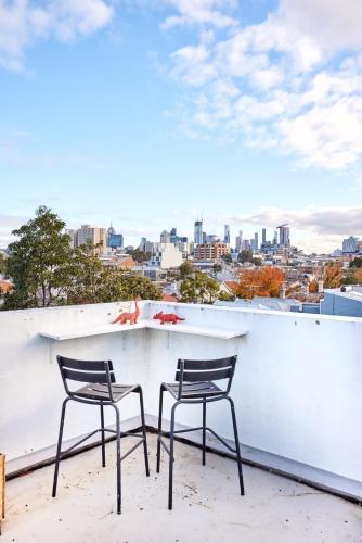 Central Classic Collingwood Modern Apt in أبوتسفورد