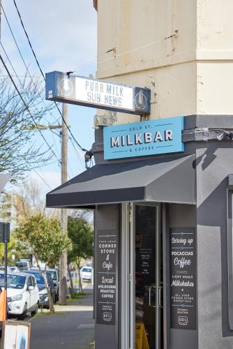 Central Classic Collingwood Modern Apt in أبوتسفورد