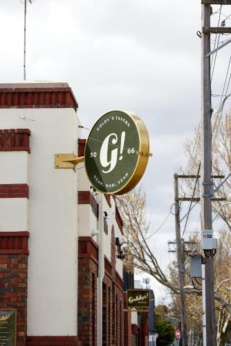 Central Classic Collingwood Modern Apt in 阿布思福德