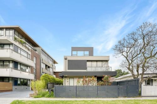 Simply Beautiful Townhouse in Caulfield N +parking