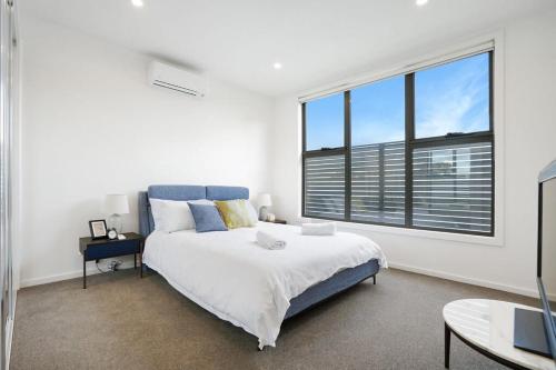 Simply Beautiful Townhouse in Caulfield N +parking