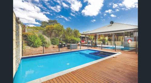 The Great Entertainer in Rye w pool near the beach!, Rye