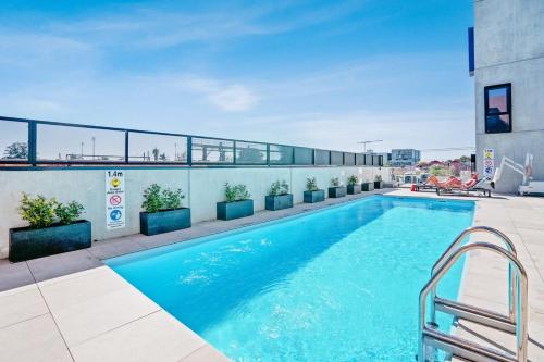 Ovation - New Footscray Apt w parking & pool