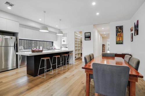 Relaxing Bentleigh Executive Family Getaway Relaxing Bentleigh Executive Family Getaway