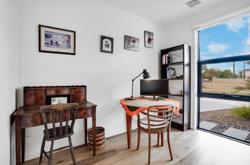 Relaxing Bentleigh Executive Family Getaway Relaxing Bentleigh Executive Family Getaway