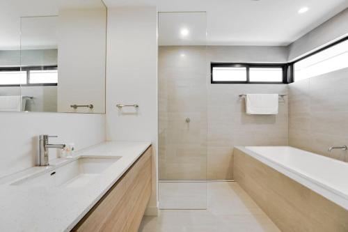 Relaxing Bentleigh Executive Family Getaway Relaxing Bentleigh Executive Family Getaway