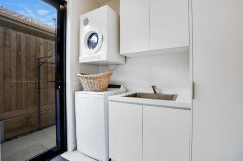 Relaxing Bentleigh Executive Family Getaway Relaxing Bentleigh Executive Family Getaway