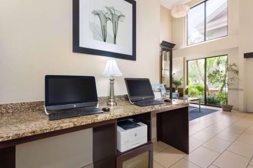 La Quinta by Wyndham Bonita Springs Naples North - image 4