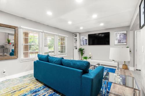Stylish and contemporary residence with a spacious backyard in proximity to the airport by Deity Villas in Decatur, USA