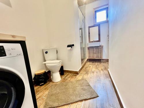 Double Room with Balcony image 5