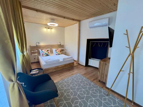 Double Room with Balcony image 3