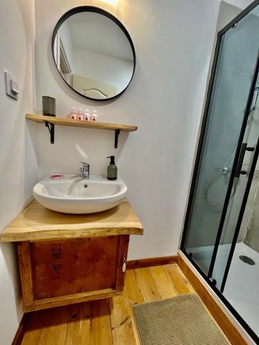 One-Bedroom Apartment image 6