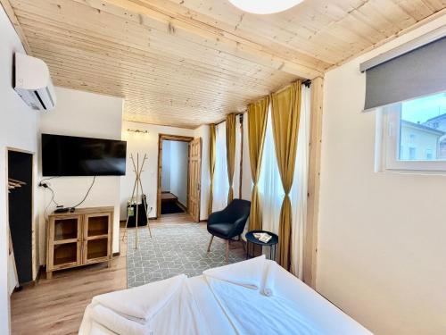 Double Room with Balcony image 2