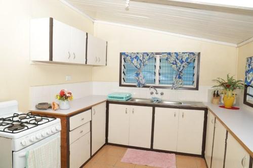 Kitchen, Gizo Lodge in Gizo