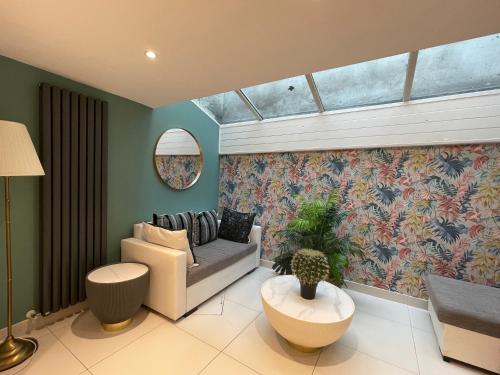 Super Central Big House 6 Bedroom House I Next to Brighton Beach
