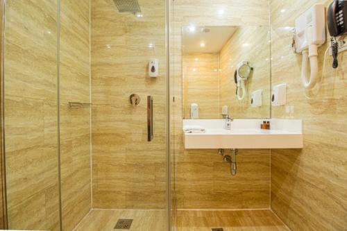 Basic Triple Room image 5