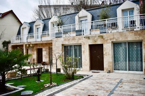 Villa FOCH - Maison familiale à 20 min de Paris, Disney et la Vallée Village avec balcon et jardin privatif - Chambre d'hôtes - Saint-Maur-des-Fossés