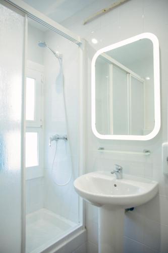Double or Twin Room with City View image 7