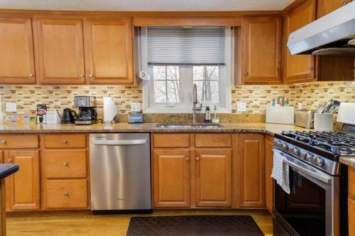 Spacious 4BR suburban home! Spacious 4BR suburban home!