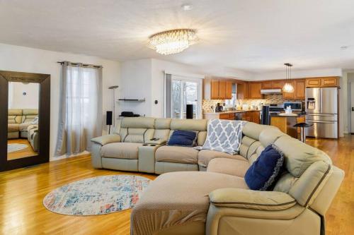 Spacious 4BR suburban home! Spacious 4BR suburban home!