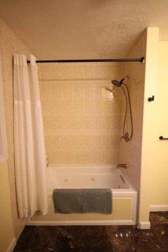 Spacious 4BR suburban home! Spacious 4BR suburban home!