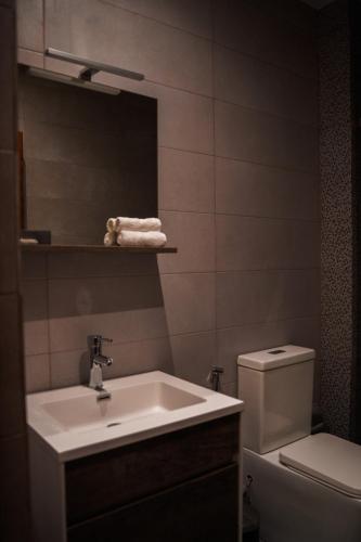 Deluxe Double Room (2 Adults + 1 Child) image 10