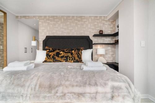 Styled top floor apartment, With back-up power - Tap to explore photos