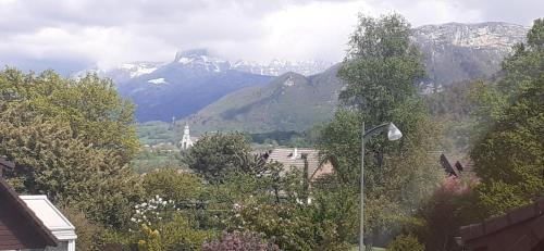 Chez Caroline dans une maison au calme sur jardin - Pension de famille - Annecy