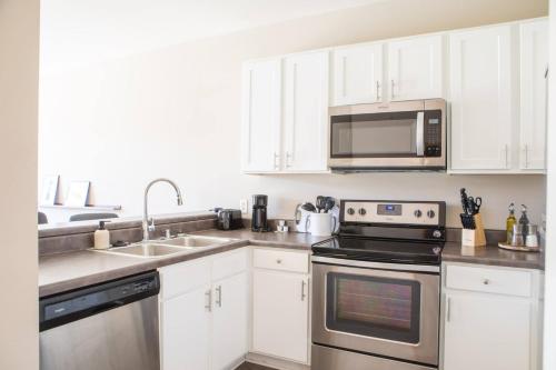 Flexhome Brewers Hill 1BR TS3 - near Brady St and Riverwalk in Milwaukee, USA