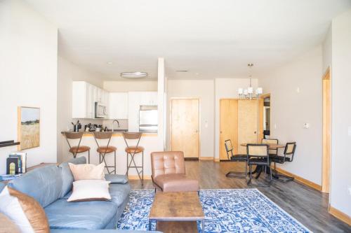 Flexhome Brewers Hill 2BR TS4 - near Brady St and Riverwalk in Milwaukee, USA