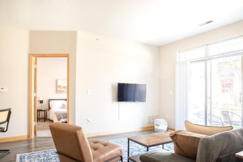 Flexhome Brewers Hill 2BR TS4 - near Brady St and Riverwalk in Milwaukee, USA