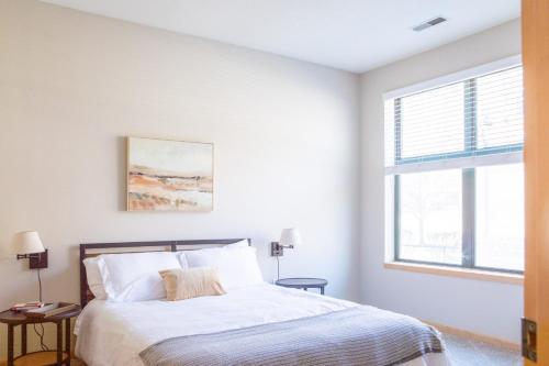 Flexhome Brewers Hill 2BR TS4 - near Brady St and Riverwalk in Milwaukee, USA
