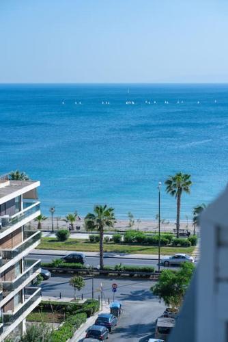 Seaside Breeze - 2 Bdrm Apartment in Palaio Faliro - Sea View, Atene