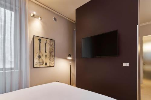 One-Bedroom Apartment image 3
