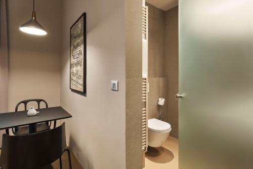 One-Bedroom Apartment image 4