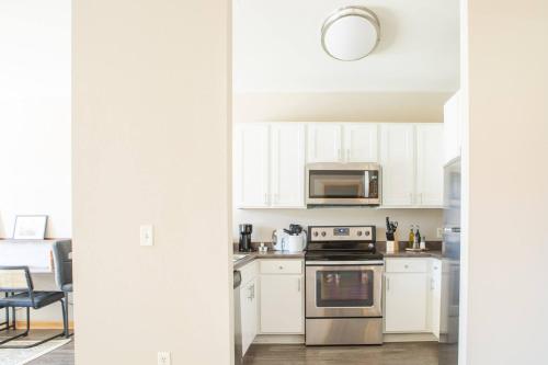 Flexhome Brewers Hill 1BR TS1 - near Brady St and Riverwalk in Milwaukee, USA