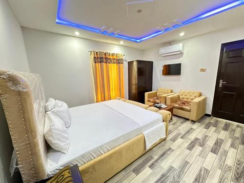 Decent Lodge Guest House - image 8