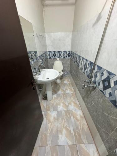 Decent Lodge Guest House - image 7