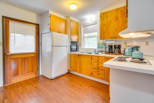 Cozy Elizabeth Studio with Deck Near Norfork Lake! thumb 4