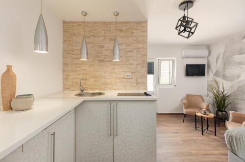 Studio with Mountain View (2 Adults) image 9