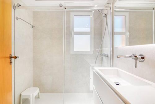 Apartment with beautiful views - image 4