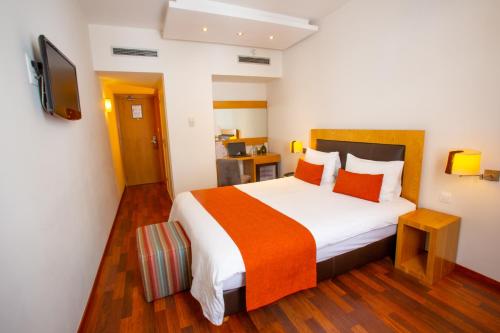 Standard Double Room image 6