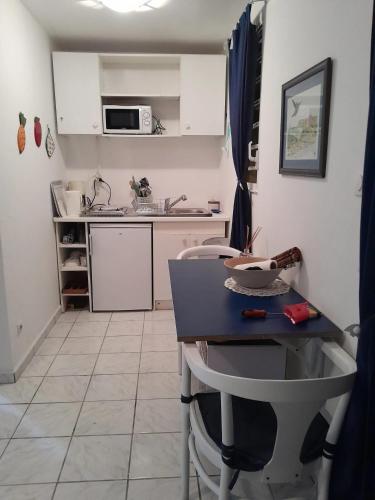 Kitchen, Studio accueillant a Baie Mahault, 22 m², piscine partagee. in Baie-Mahault